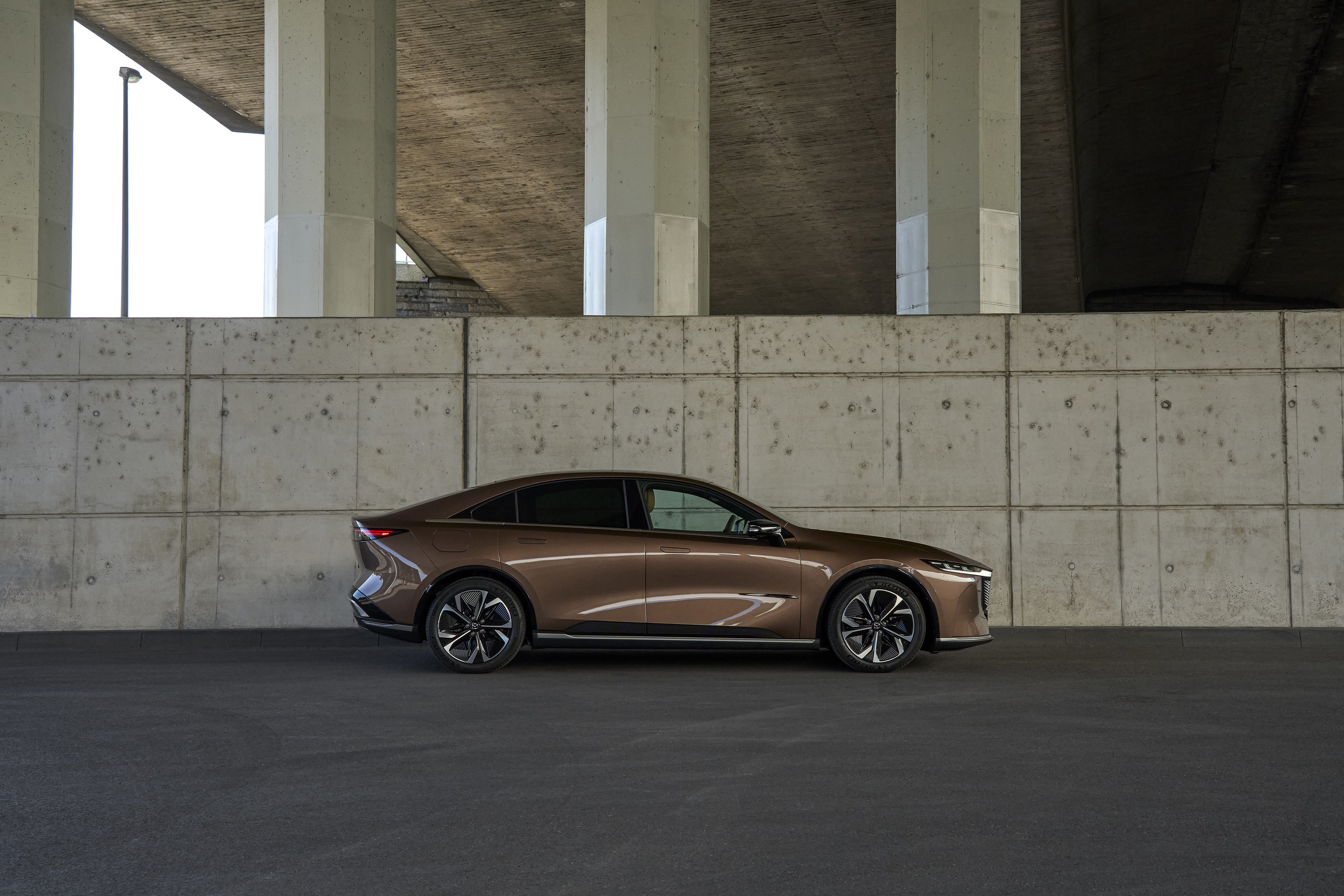 Source: https://www.mazda-press.com/de/cars/mazda-6e/ — press image, editorial use. Run: 2026-08-24