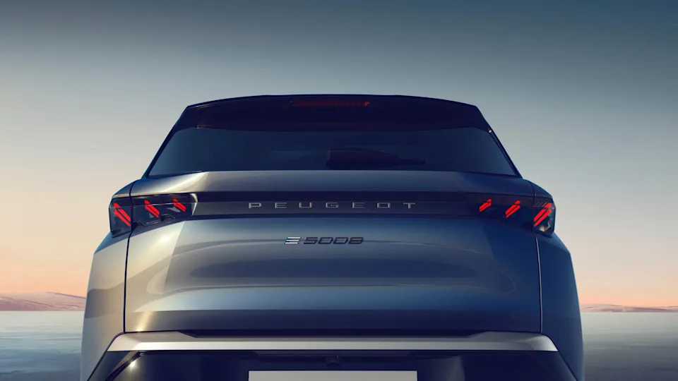 Source: https://www.peugeot.se/content/dam/peugeot/master/b2c/our-range/showroom/5008/2024-04-white-label/5008-electric/ev-gallery/PEUGEOT_E5008_Tech3_D_2560x1440.jpg — Peugeot Sverige brand site, OEM-owned. E-5008. Run: 2026-10-21