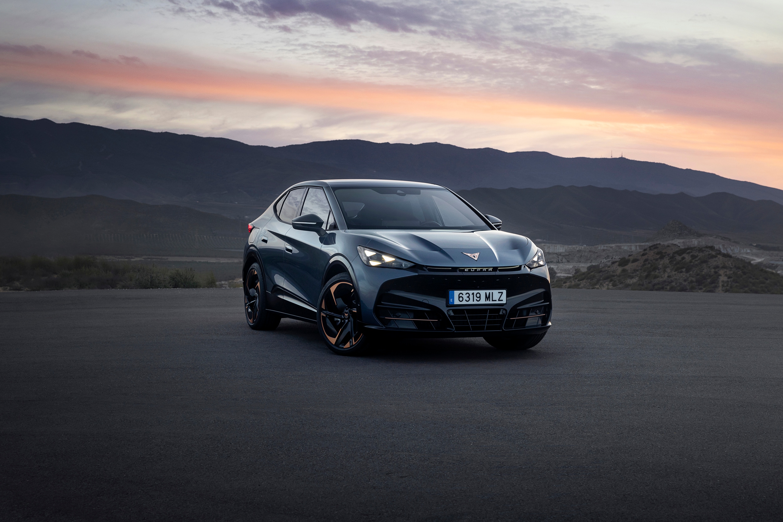 CUPRA brand hero — Tavascan, sunset plateau. Source: CUPRA Media Center (Tavascan mayo-2024, _06_HQ).