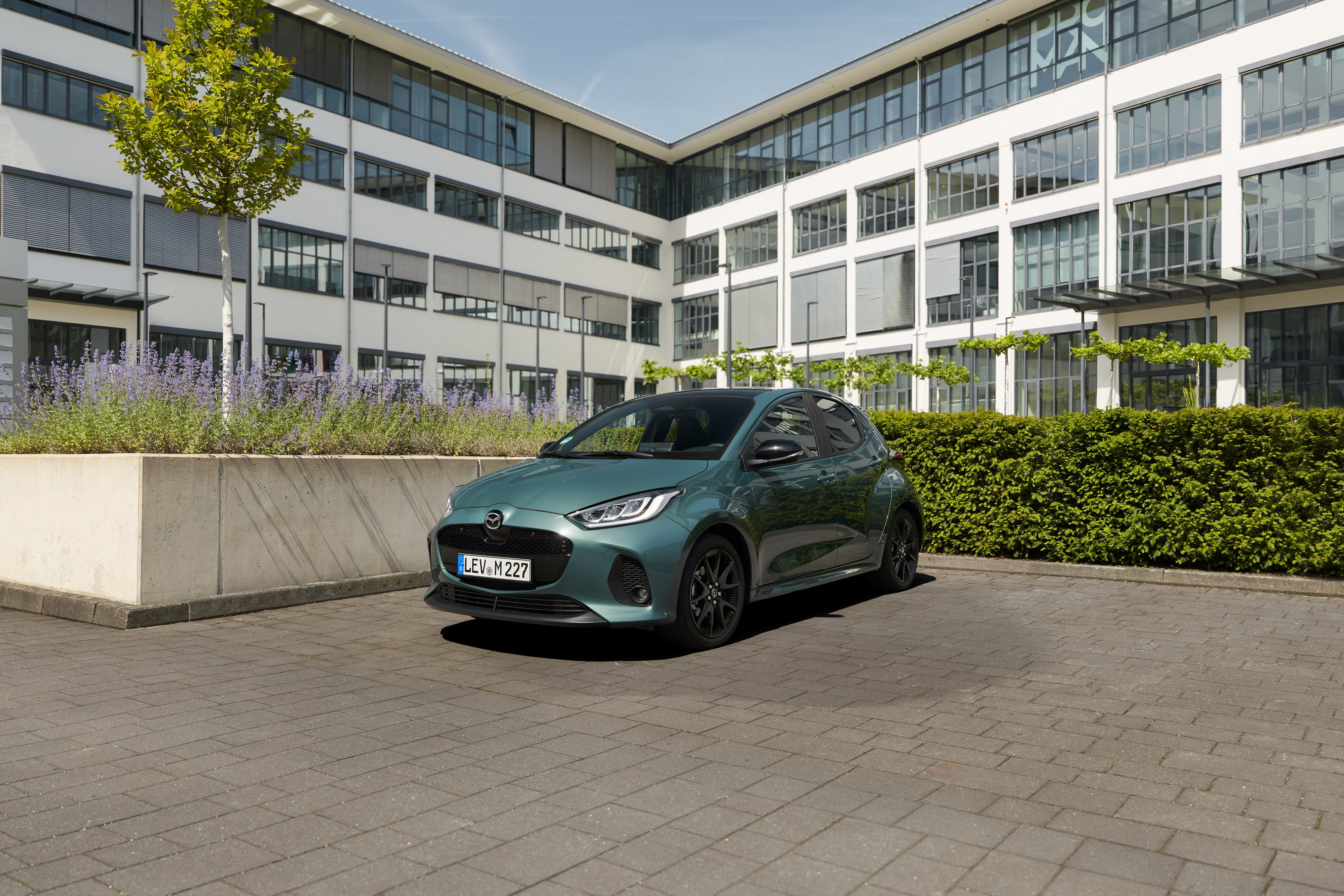 Source: https://www.mazda-press.com/de/cars/mazda2-hybrid/ — press image, editorial use. Run: 2026-08-24