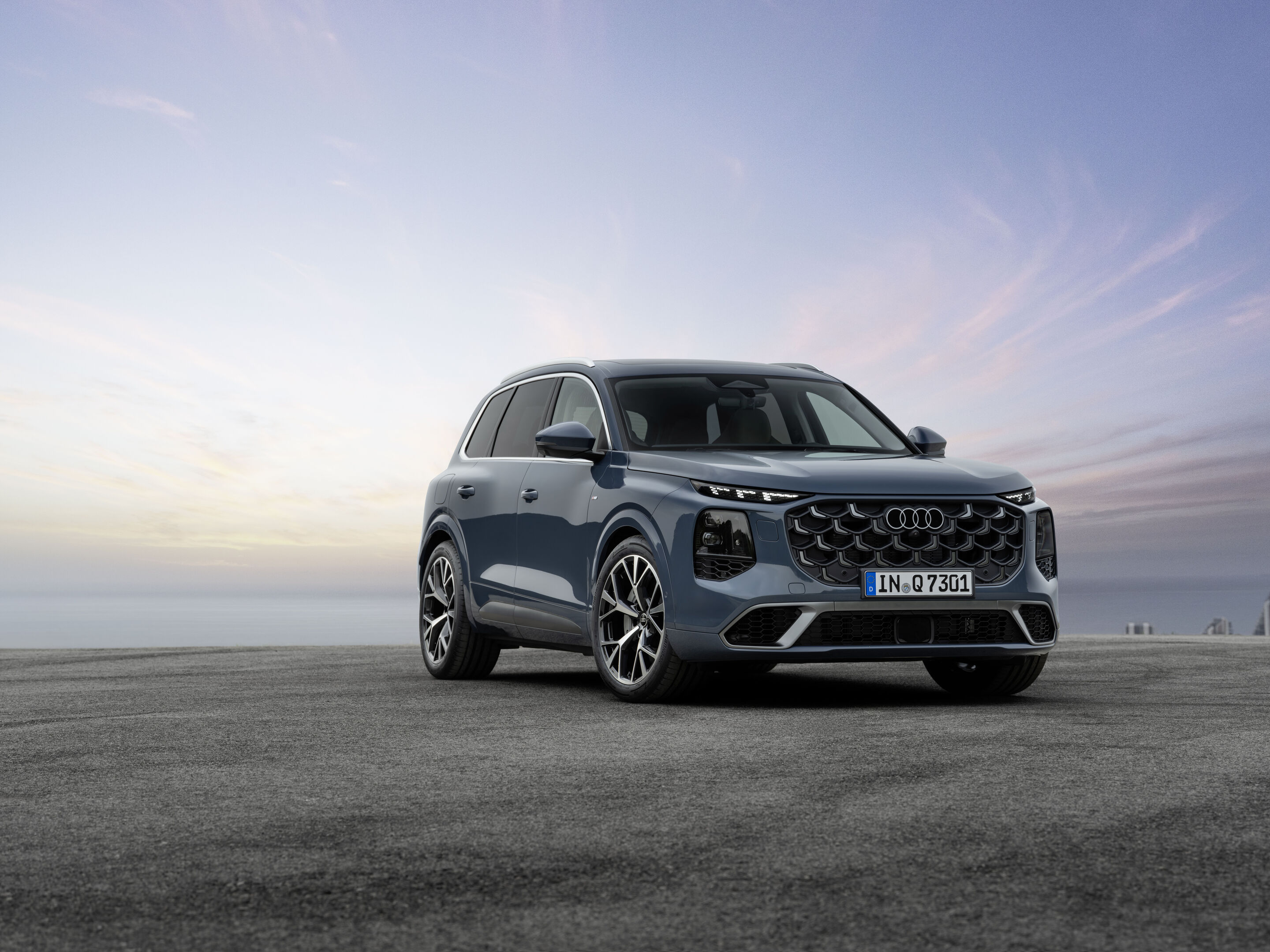 Audi Q7 (3rd gen, MY2027) front three-quarter. Source: Audi MediaCenter A262951.