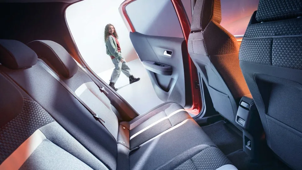 Source: https://www.opel.se/personbilar/frontera/oversikt/_jcr_content/pageContent/grid_builder_v2_1010_489063765/col1/tiled_gallery_copy_c/item_1674555057000.coreimg.jpeg/1720004591449/opel-frontera-my2024-bev-interior-gallery2-16x9%283%29-1.jpeg — opel.se (Wismo, Swedish importer), team-cleared 2026-10-05. Run: 2026-10-07