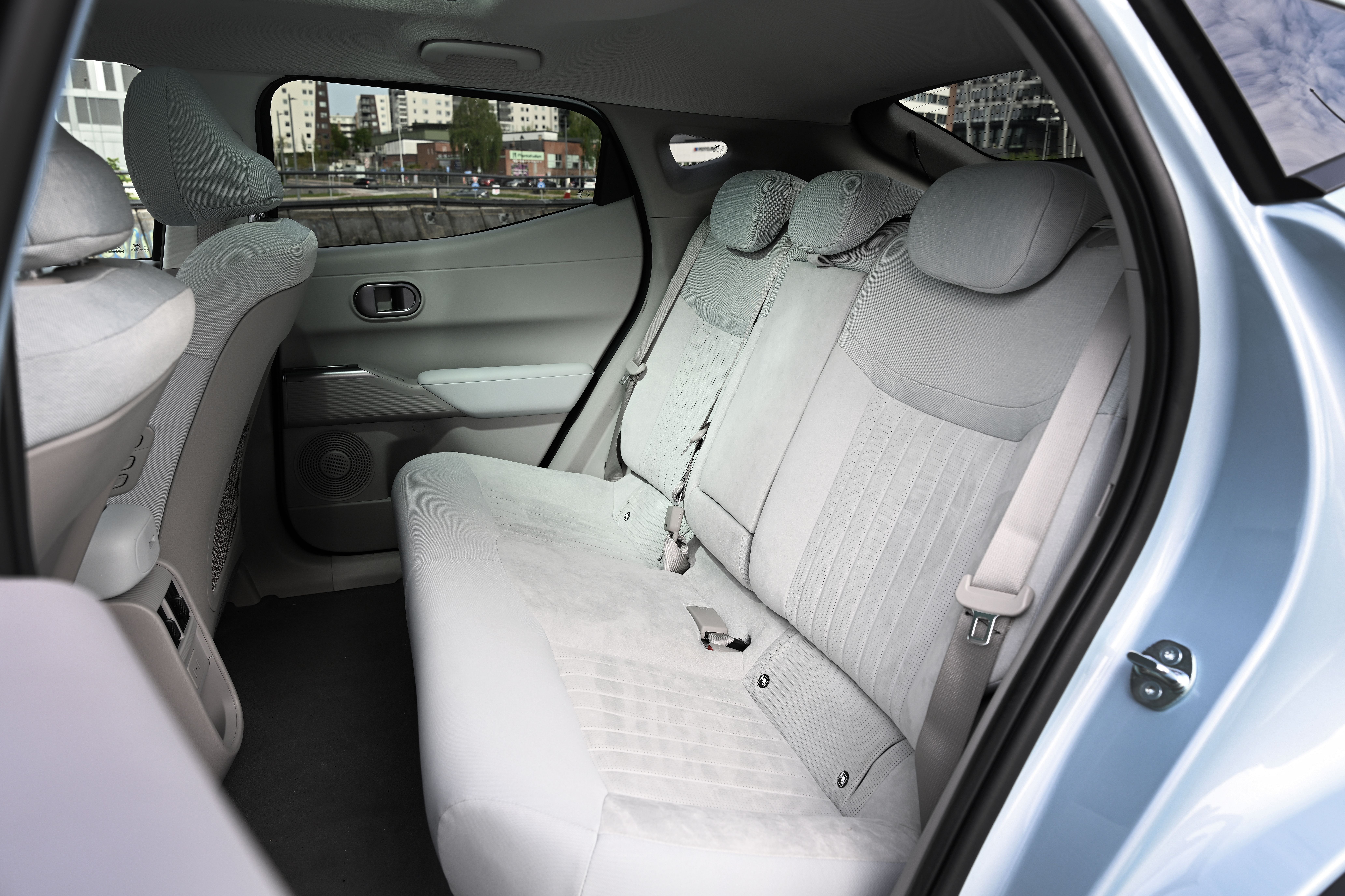 Hyundai IONIQ 3, interiör baksäte