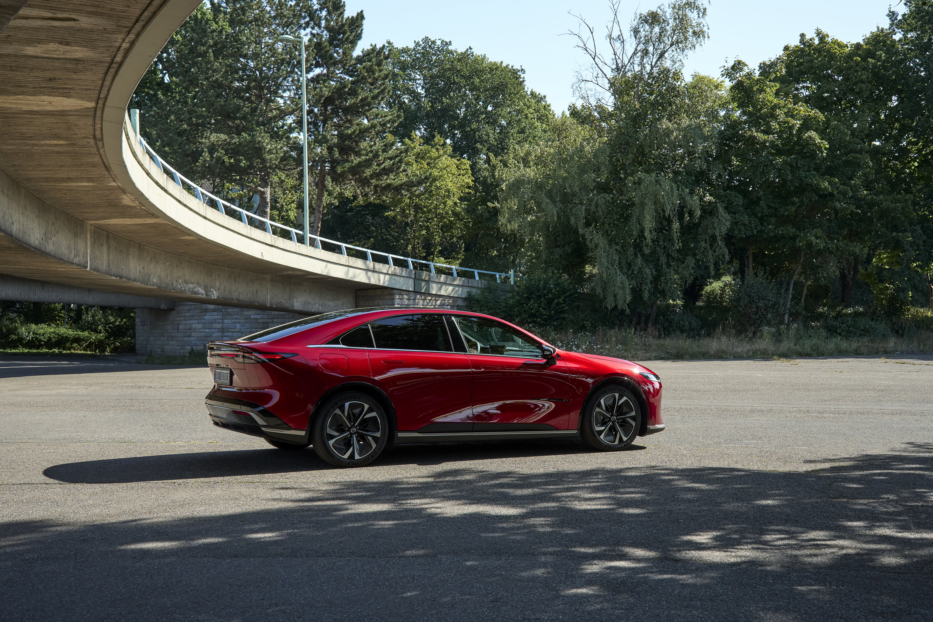 Source: https://www.mazda-press.com/de/cars/mazda-6e/ — press image, editorial use. Run: 2026-08-24