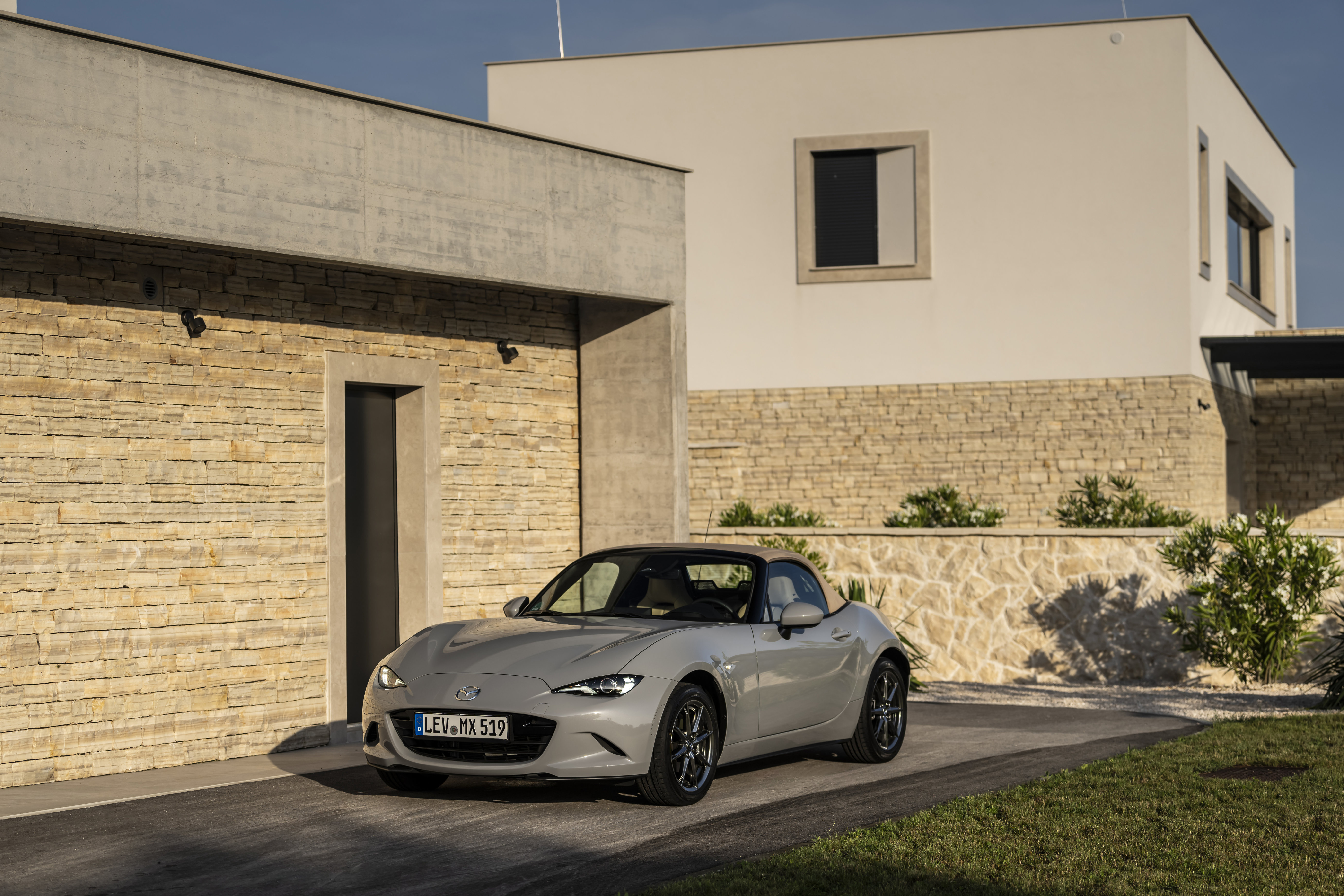 Source: https://www.mazda-press.com/de/cars/mazda-mx-5/ — press image, editorial use. Run: 2026-08-24