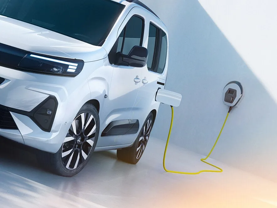 Source: https://www.opel.se/content/dam/opel/master/vehicles/combo-life/my2400/combo-e-life/4x3/OPEL-COMBO-LIFE-MY2023-BEV-partial-e-mobility-more-drive_4x3.jpg — opel.se (Wismo, Swedish importer), team-cleared 2026-10-05. Run: 2026-10-07