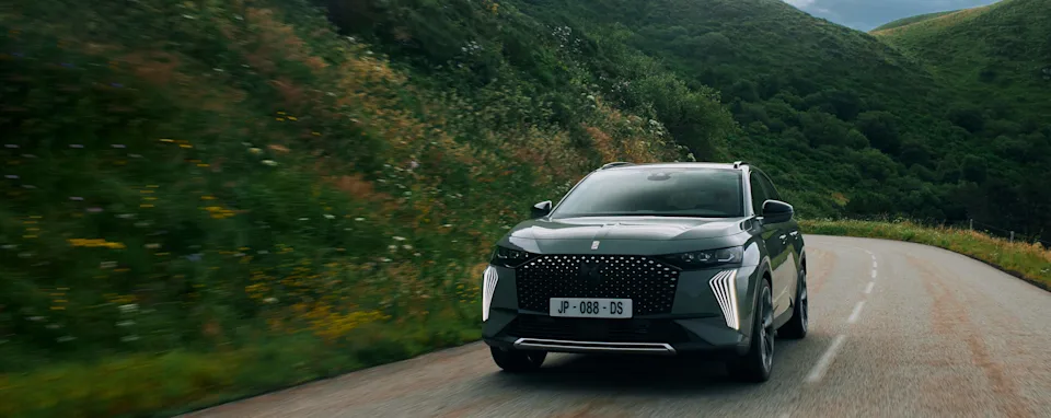 Source: https://www.dsautomobiles.se/content/dam/ds/master/ds-range/ds-7-2-0/1-5-8/1-5-8_213-DS_7_PLUG-IN_HYBRID_AWD_360-M88-35.jpg (dsautomobiles.se, Wismo Automotive AB, Swedish importer) — OEM image. Run: 2026-10-07
