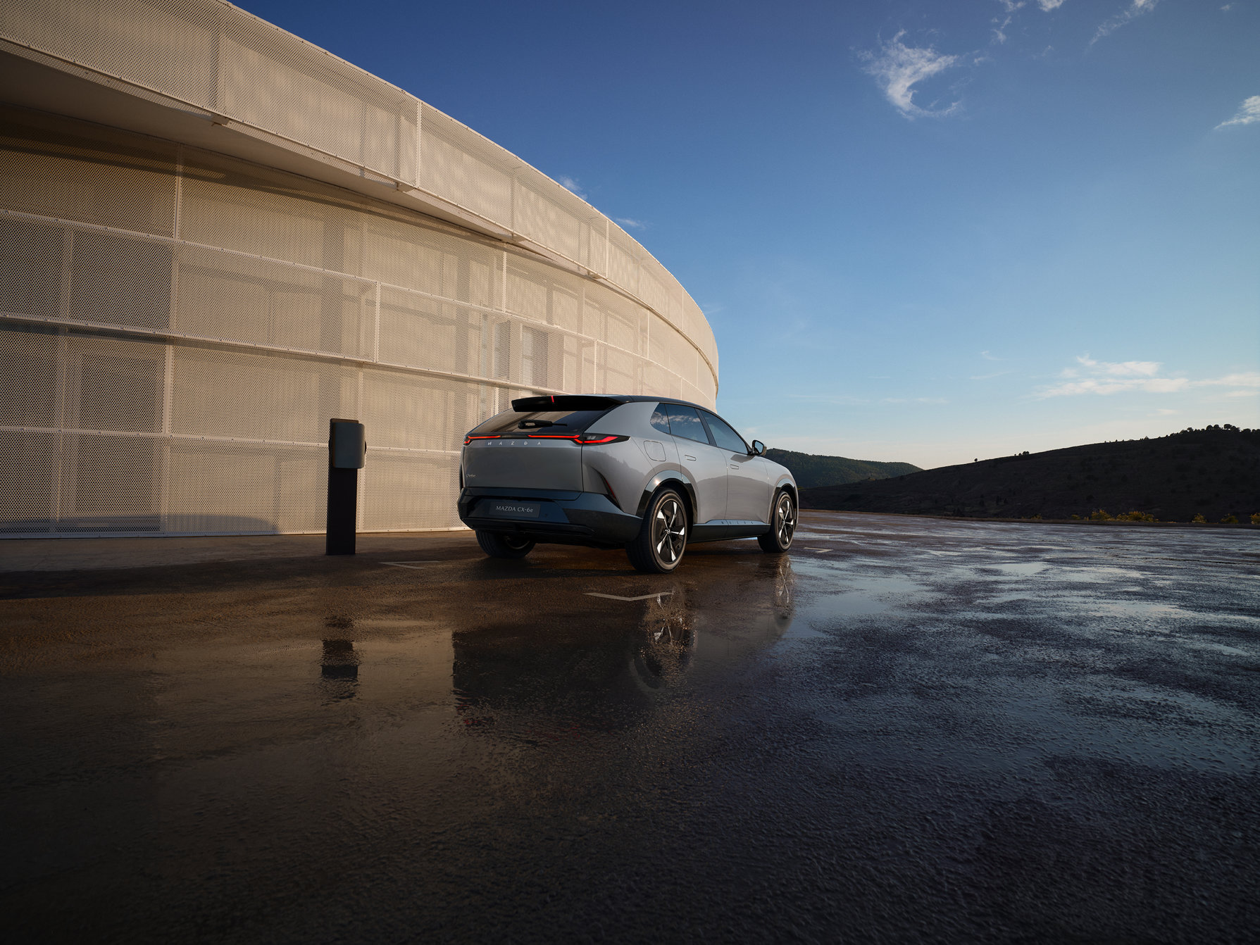 Source: https://www.mazda-press.com/de/cars/mazda-cx-6e/ — press image, editorial use. Run: 2026-08-24