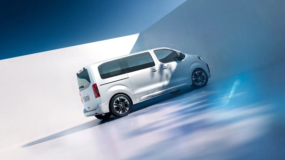 Source: https://www.opel.se/personbilar/zafira-e-life/oversikt/_jcr_content/pageContent/grid_builder_v2_1253895763/col1/tiled_gallery/item_1700146238325.coreimg.jpeg/1711546723495/opel-zafira-life-my2023-bev-exterior-tg-03-16x9.jpeg — opel.se (Wismo, Swedish importer), team-cleared 2026-10-05. Run: 2026-10-07