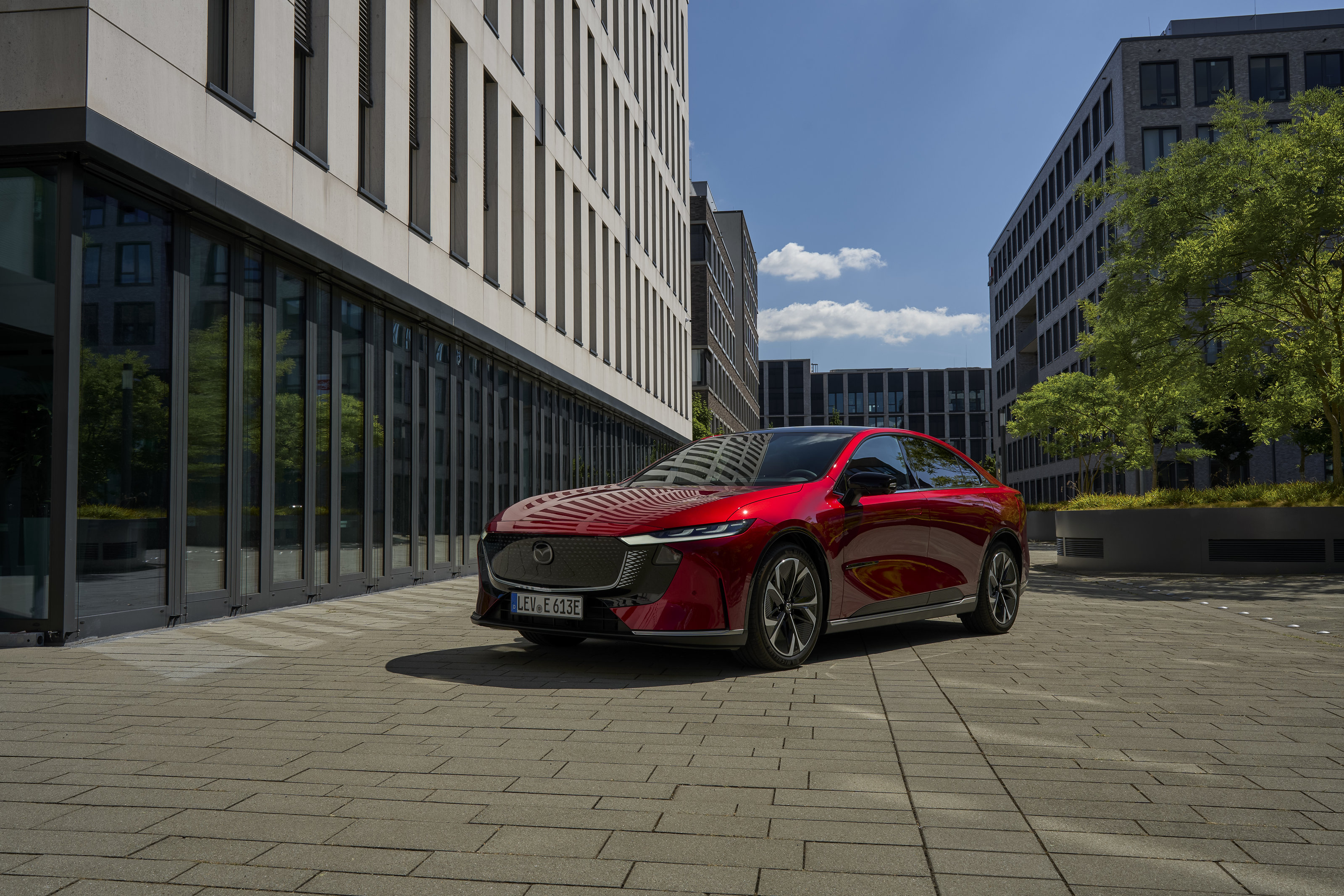 Source: https://www.mazda-press.com/de/cars/mazda-6e/ — press image, editorial use. Run: 2026-08-24