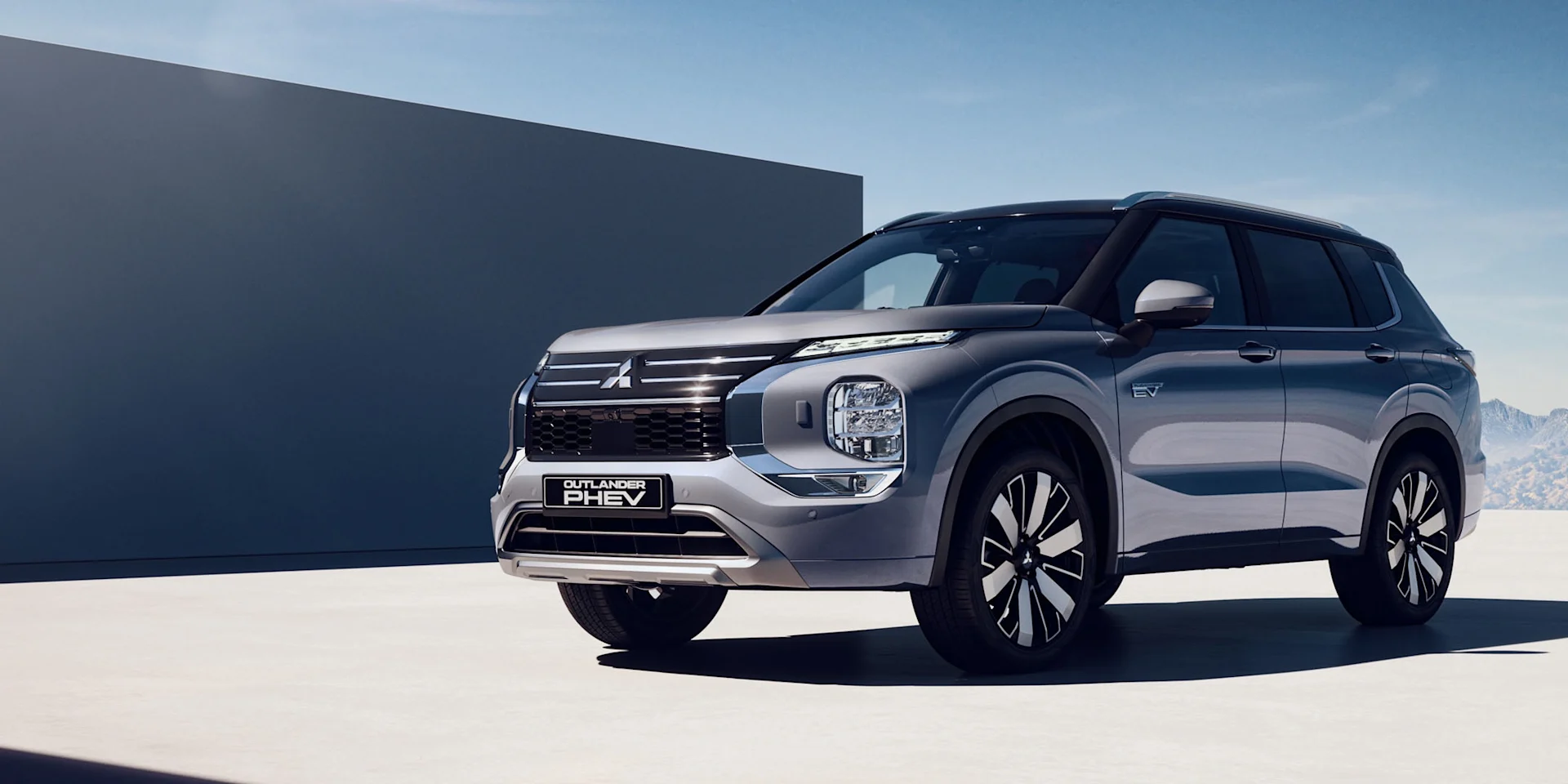 Make hero, 2160x1080 (native, no upscaling). Outlander Plug-in Hybrid Instyle, from https://www.mitsubishi-motors.se/wp-content/uploads/2025/02/⑤25MY_OutlanderPHEV_Instyle_Hero_front_1280_v2.jpg (Wismo, Swedish importer; 2160x1280 cropped to 2:1, bottom-aligned). Replaces upscaled 1cH6YmFC5asAD3KLbZV435. Run: 2026-10-07