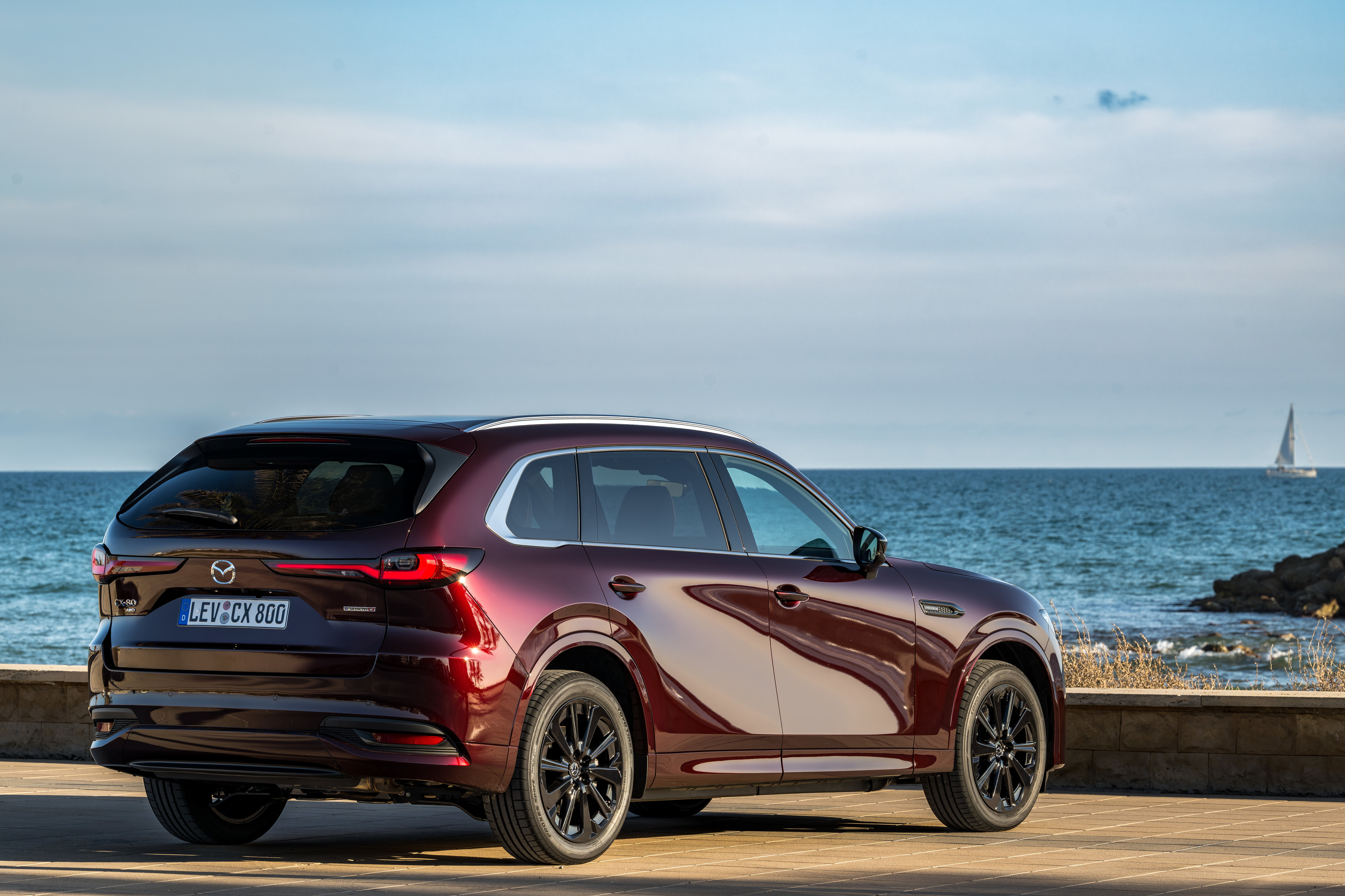 Source: https://www.mazda-press.com/de/cars/mazda-cx-80/ — press image, editorial use. Run: 2026-08-24