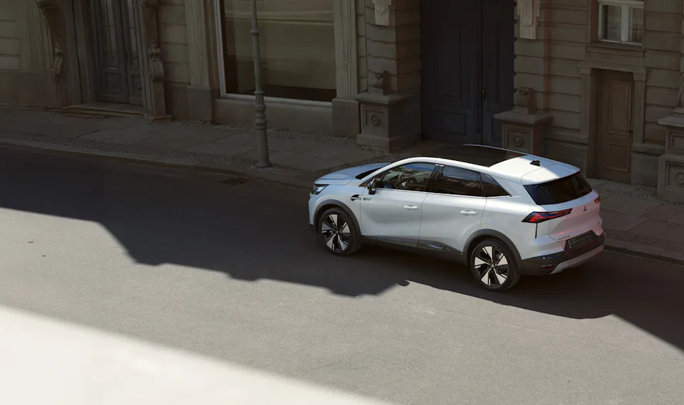 Source: https://www.mitsubishi-motors.se/wp-content/uploads/2026/04/MY2025_GRANDIS_Hero-Banner-The-ultimate-family-crossover.jpg (Wismo, Swedish importer) — OEM image, editorial use. Run: 2026-10-06