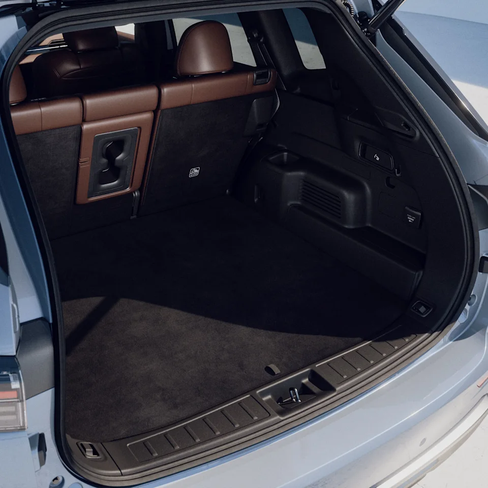 Source: https://www.mitsubishi-motors.se/wp-content/uploads/2025/02/③25MY_OutlanderPHEV_Instyle_Trunk-open.jpg (Wismo, Swedish importer) — OEM image, editorial use. Run: 2026-10-06