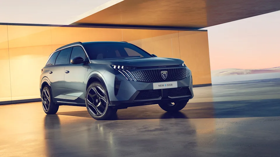Source: https://www.peugeot.se/content/dam/peugeot/master/b2c/our-range/showroom/5008/2024-04-white-label/5008-electric/ev-gallery/PEUGEOT_E5008_Exteriordesign1_D_2560x1440.jpg — Peugeot Sverige brand site, OEM-owned. E-5008. Run: 2026-10-21