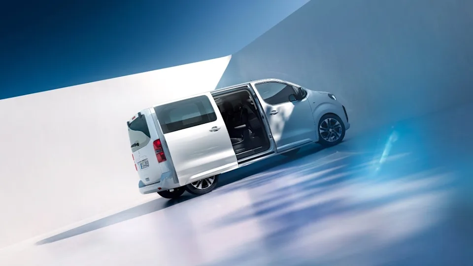 Source: https://www.opel.se/personbilar/zafira-e-life/oversikt/_jcr_content/pageContent/grid_builder_v2/col1/grid_builder_v2_1253/col1/tiled_gallery/item_1700146238325.coreimg.jpeg/1709280437248/opel-zafira-life-my2023-bev-interior-tg-03-16x9.jpeg — opel.se (Wismo, Swedish importer), team-cleared 2026-10-05. Sliding door open. Run: 2026-10-07