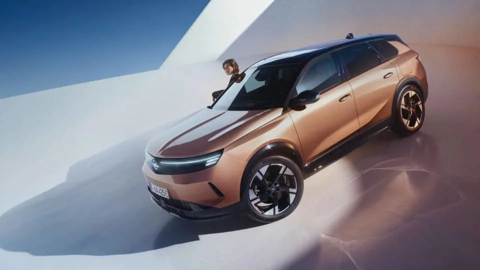 Source: https://www.opel.se/content/dam/opel/master/vehicles/grandland-2021/grandland-bev/16x9/Opel_Grandland_Business_16x9_960x540.jpg — opel.se (Wismo, Swedish importer), team-cleared 2026-10-05. Run: 2026-10-07