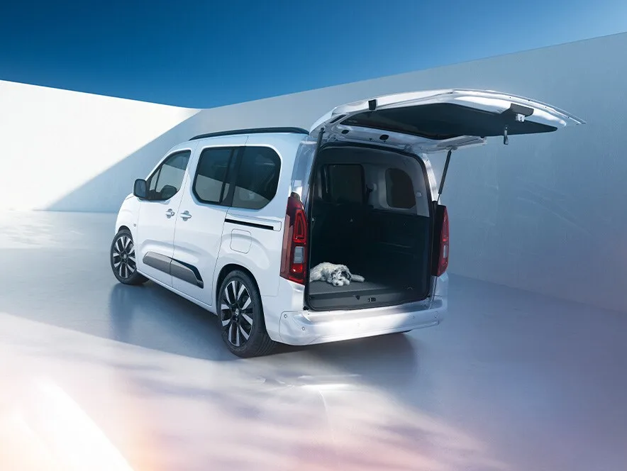 Source: https://www.opel.se/content/dam/opel/master/vehicles/combo-life/my2400/combo-e-life/4x3/OPEL-COMBO-LIFE-MY2023-BEV-partial-versatility_4x3.jpg — opel.se (Wismo, Swedish importer), team-cleared 2026-10-05. Run: 2026-10-07