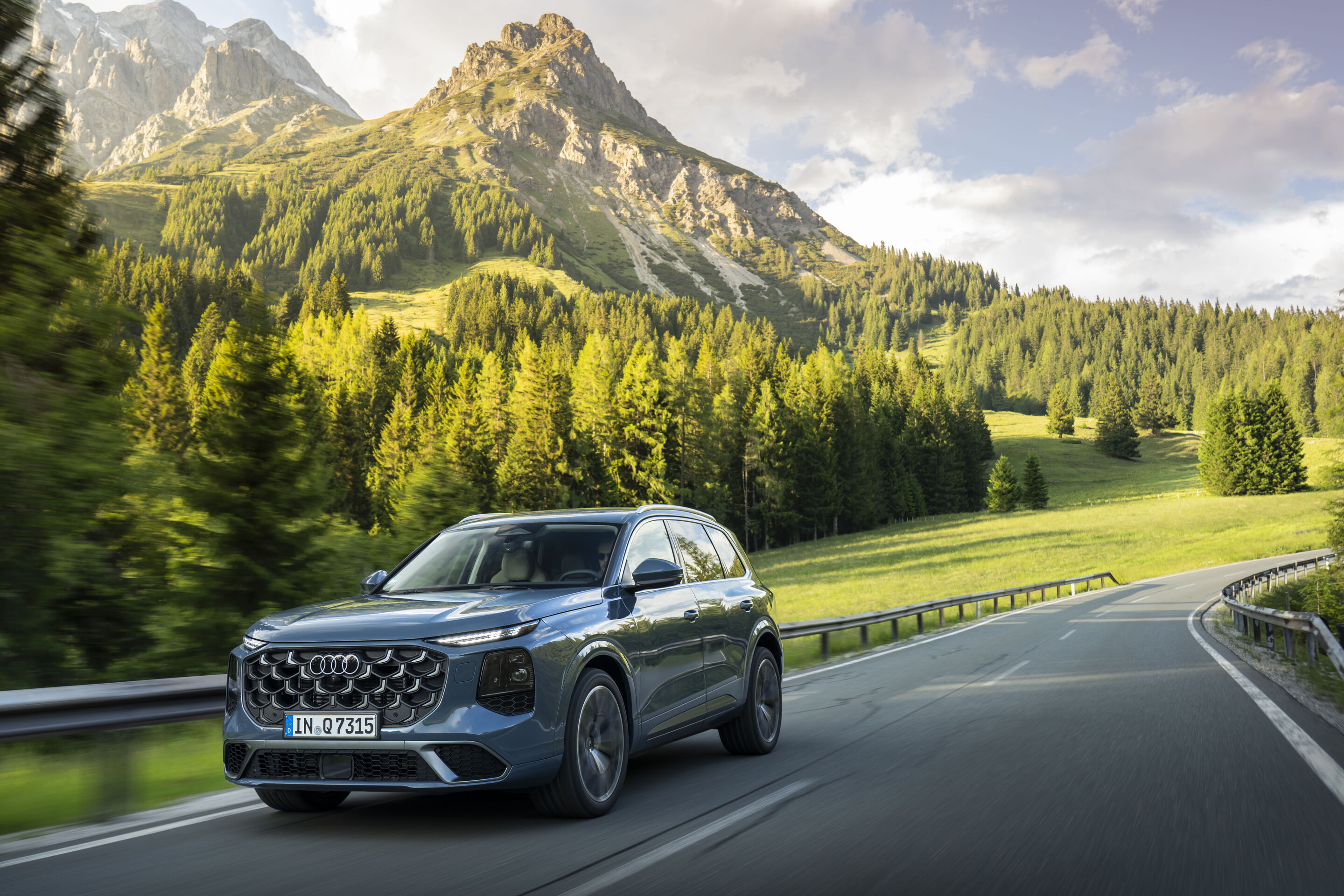 Audi Q7 (3rd gen, MY2027) front, mountain landscape (banner). Source: Audi MediaCenter A263569.