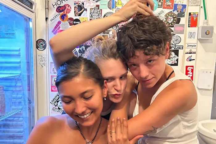 Daisy Ray invites Particals