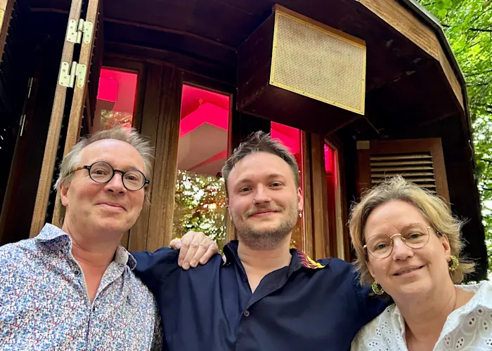 Azo invites Manual Smiles