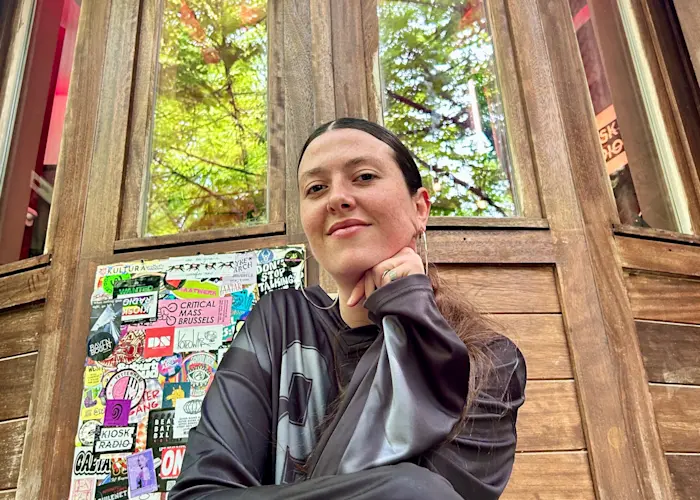 Bona Léa invites Sarina