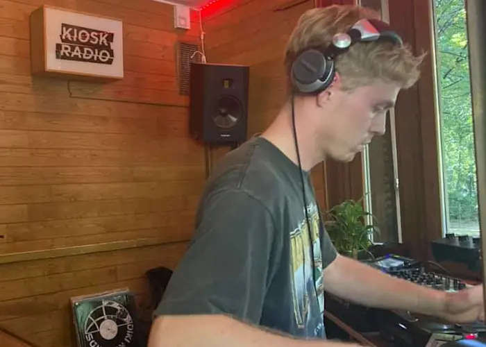 Undo Seat Belts presents Simon Moncler