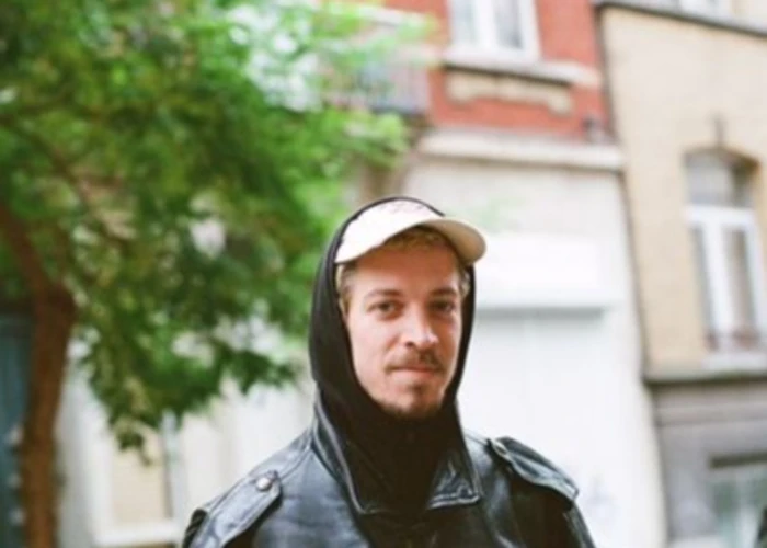 Outsiders: Teenage Menopause w/ Virgile FM