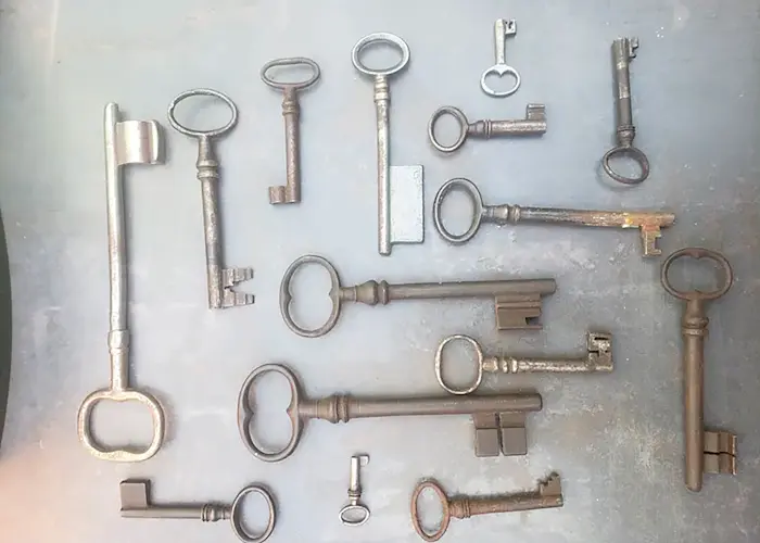 Outsiders: Bureau B w/ eat-girls, Isa Schwarzenberg & Daniel Jahn