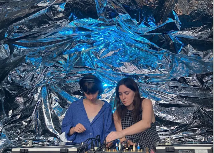 Listen! w/ GURL b2b Islas