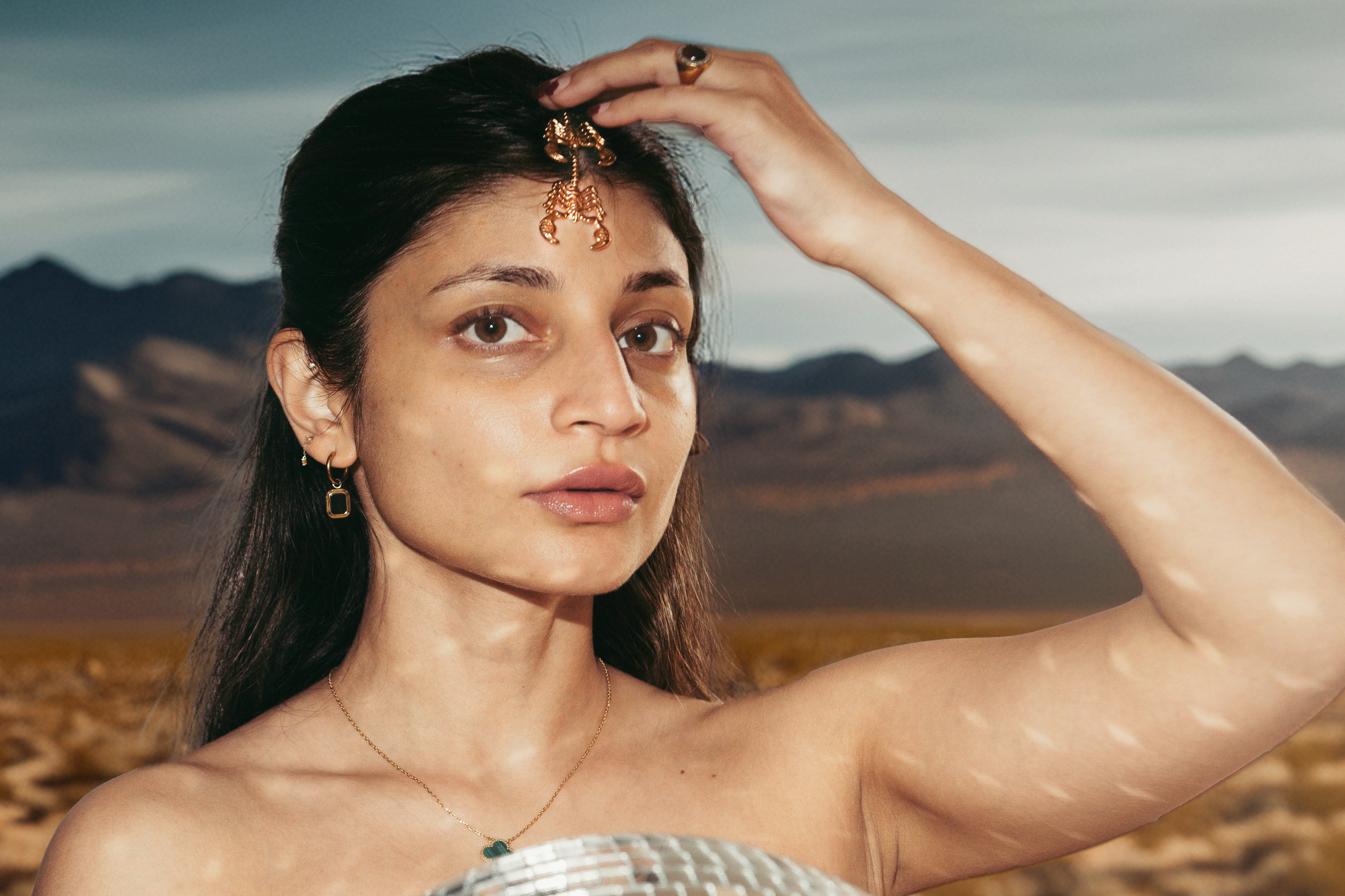 Outsiders: Retro Cassetta & Giulia Giu - Bollywood Special