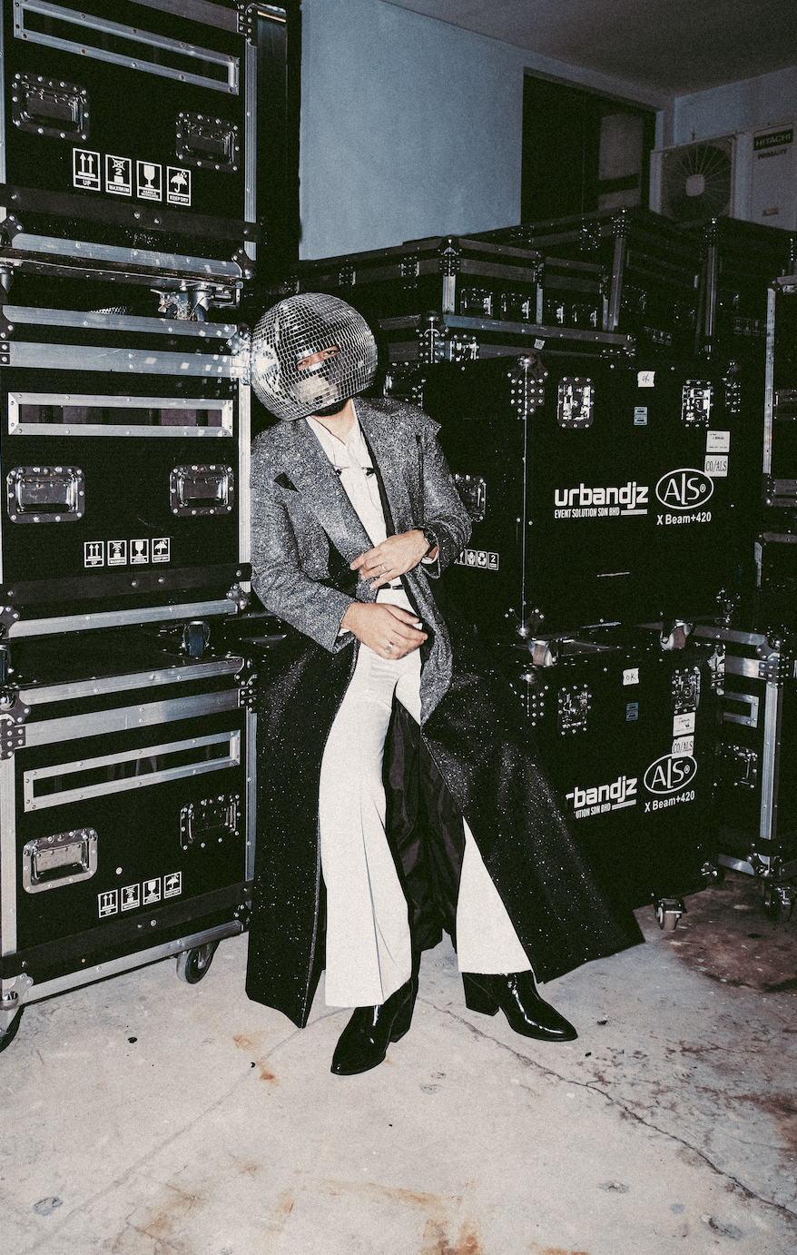 Outsiders: Retro Cassetta & Giulia Giu invite Jemput Dengar