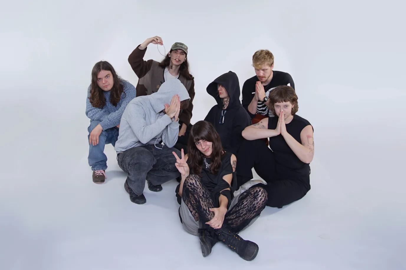 Outsiders: Skupina x mappa w/ favu label