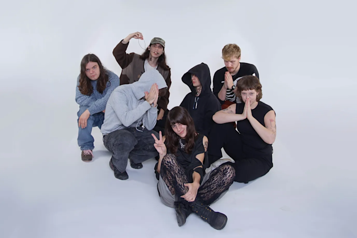 Outsiders: Skupina x mappa w/ favu label