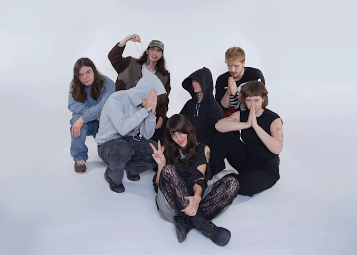 Outsiders: Skupina x mappa w/ favu label