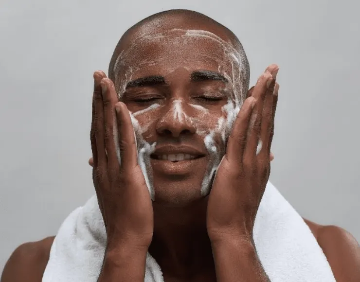 Exfoliación masculina: cómo exfoliar el cuerpo y el rostro apropiadamente