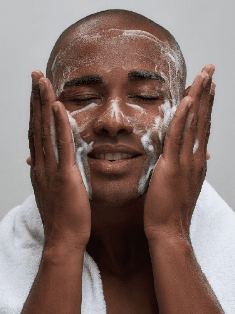 Exfoliación masculina: cómo exfoliar el cuerpo y el rostro apropiadamente
