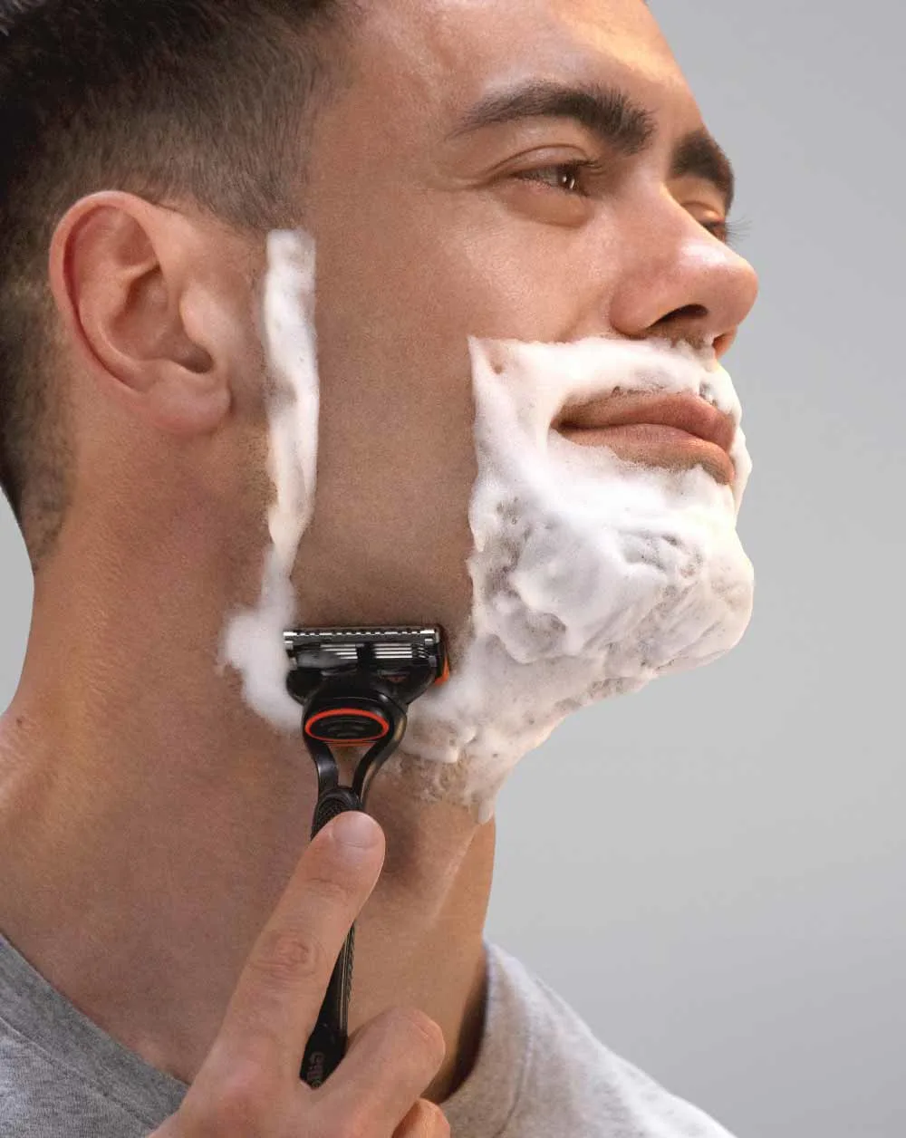 Hombre aplicando gel de afeitar