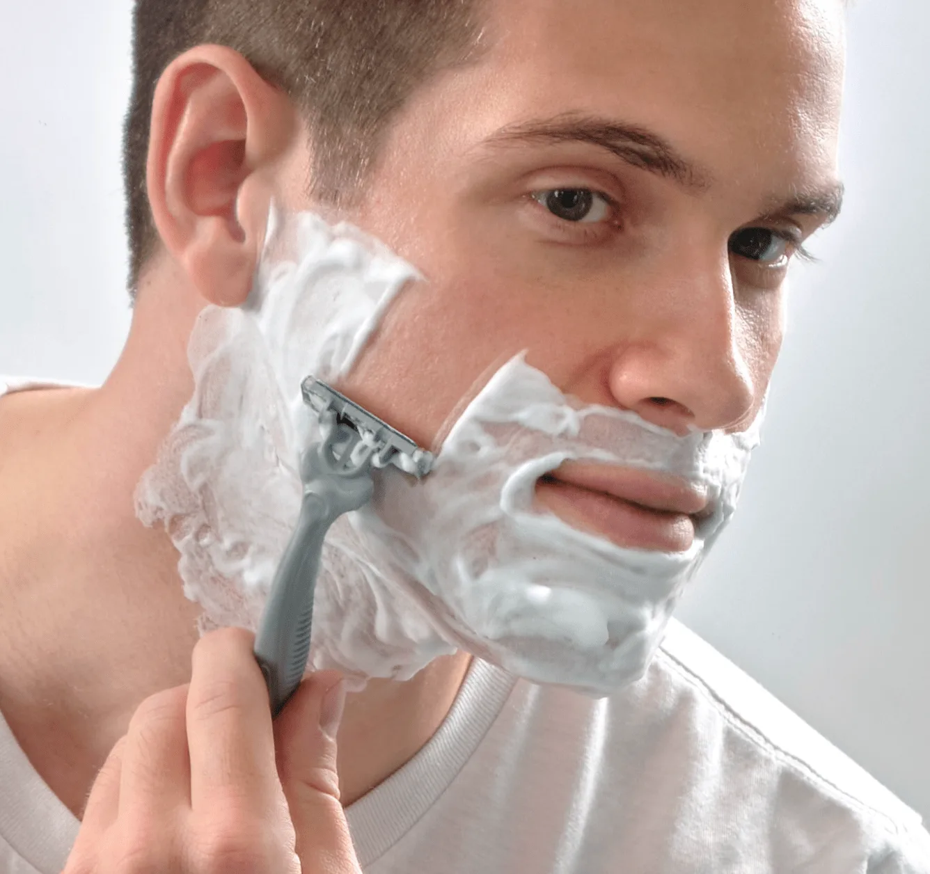 Afeitado de hombre con maquinilla de afeitar Gillette Sensor 3 reciclada