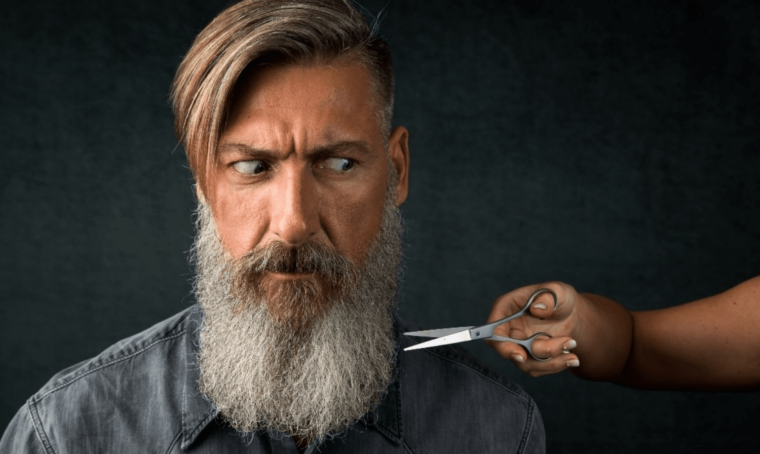 Hombre recortándose la barba