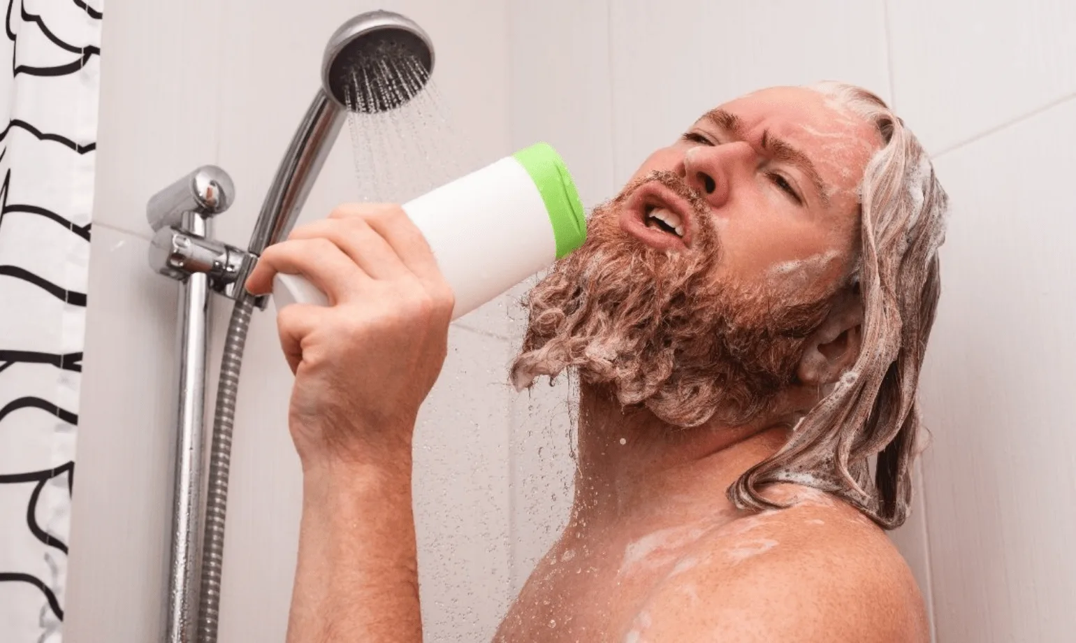 Hombre cantando en la ducha