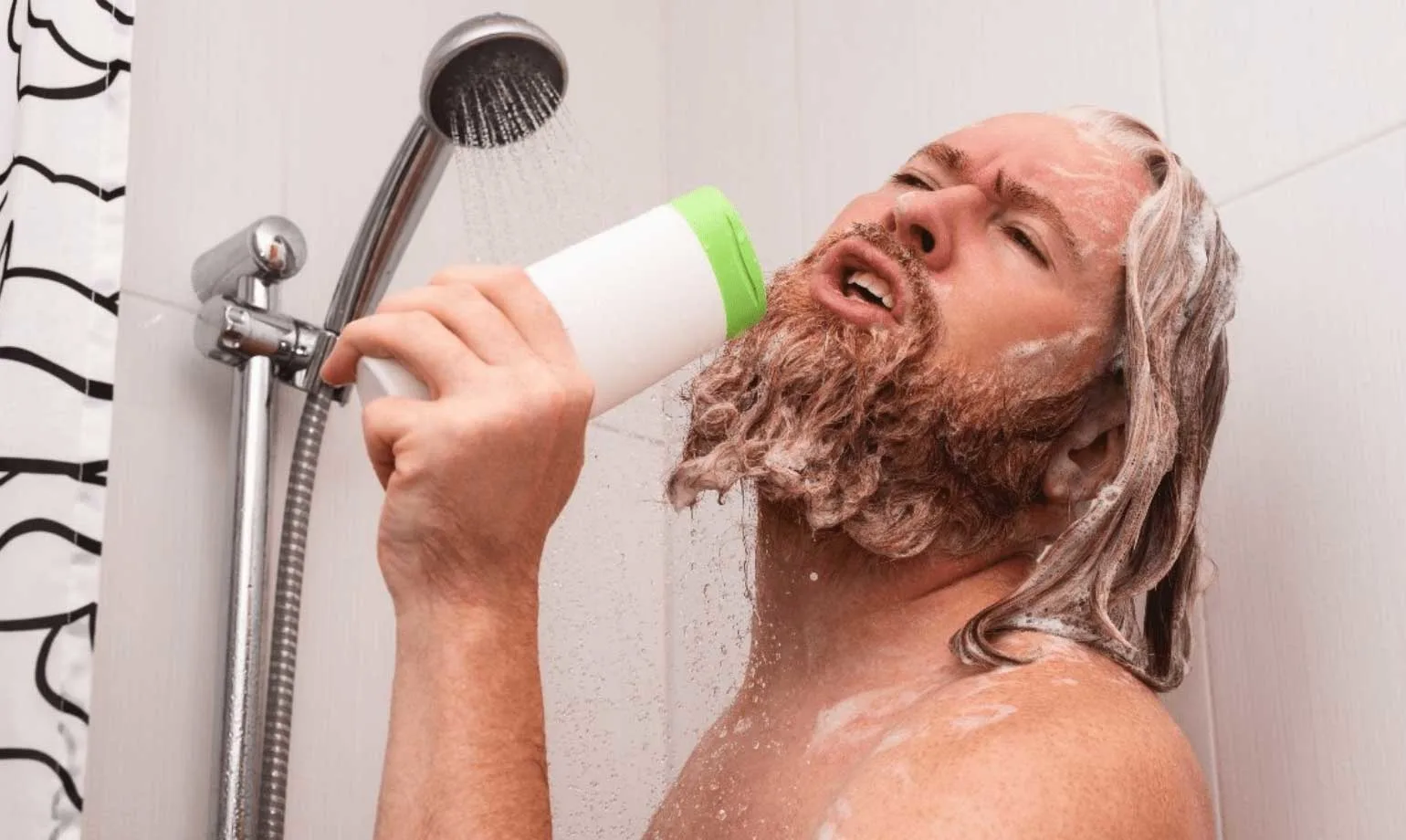 Hombre cantando en la ducha