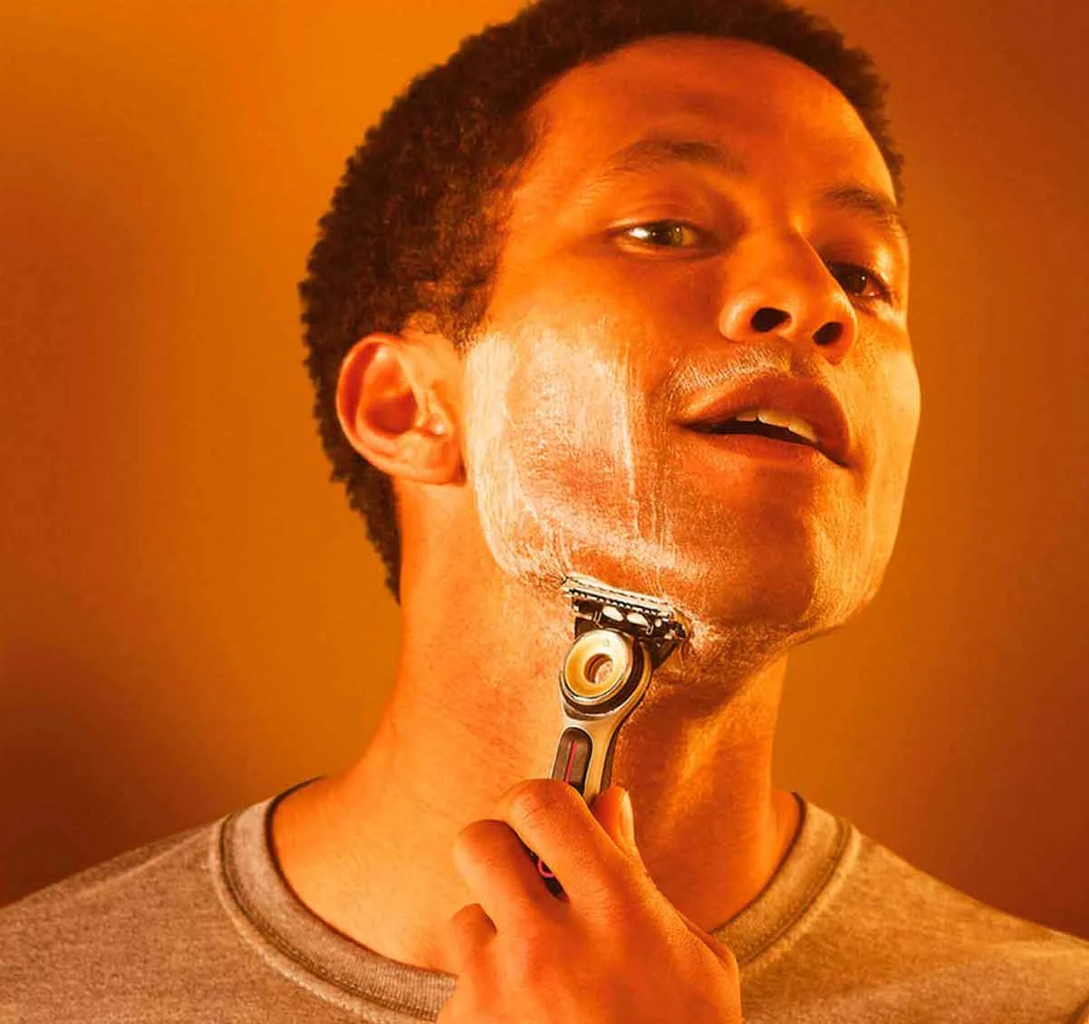 Afeitarse con la maquinilla de afeitar térmica Gillettelabs