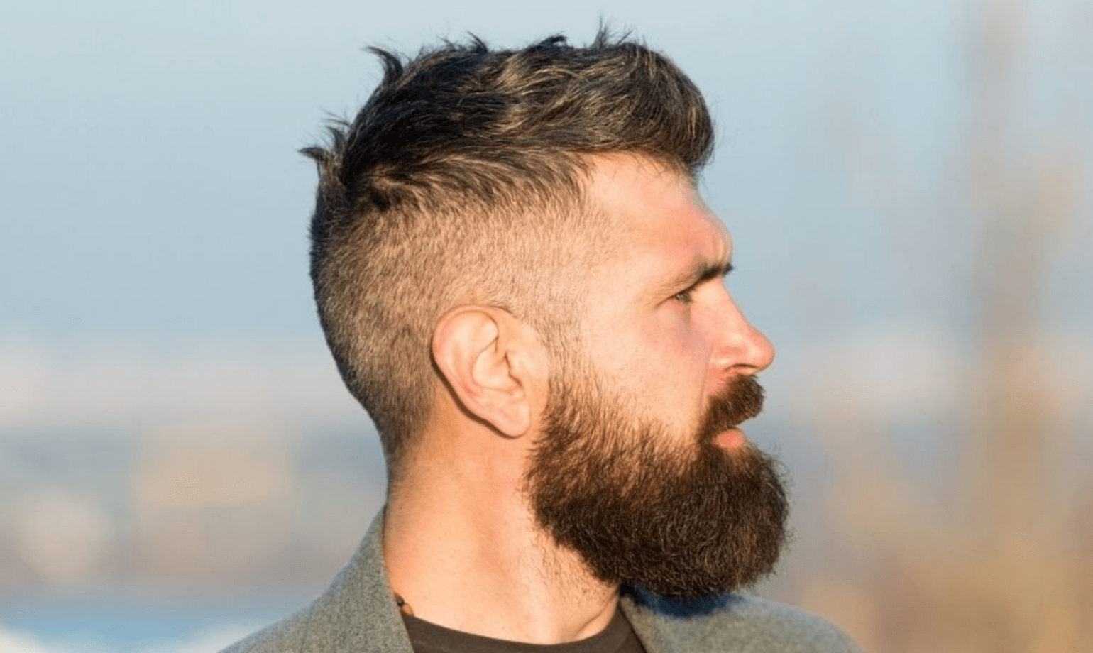 sidoprofil av en man med välvårdat skägg