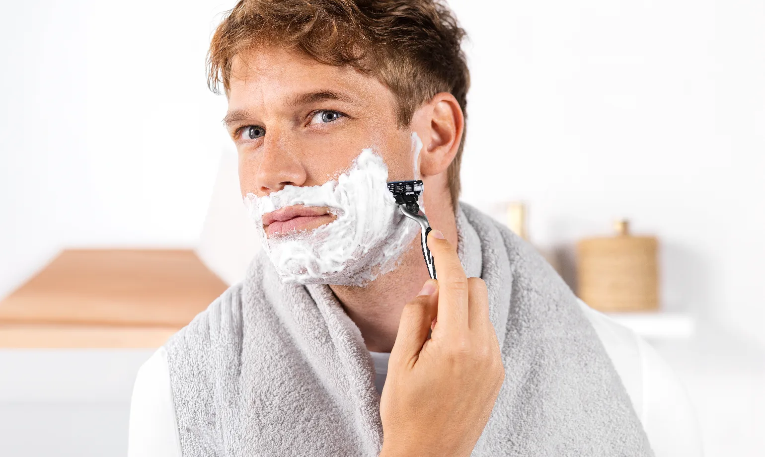 Förbered huden genom att löddra upp SkinGuard Sensitive Men's Shaving Gel och använd SkinGuard Sensitive Razor för första gången