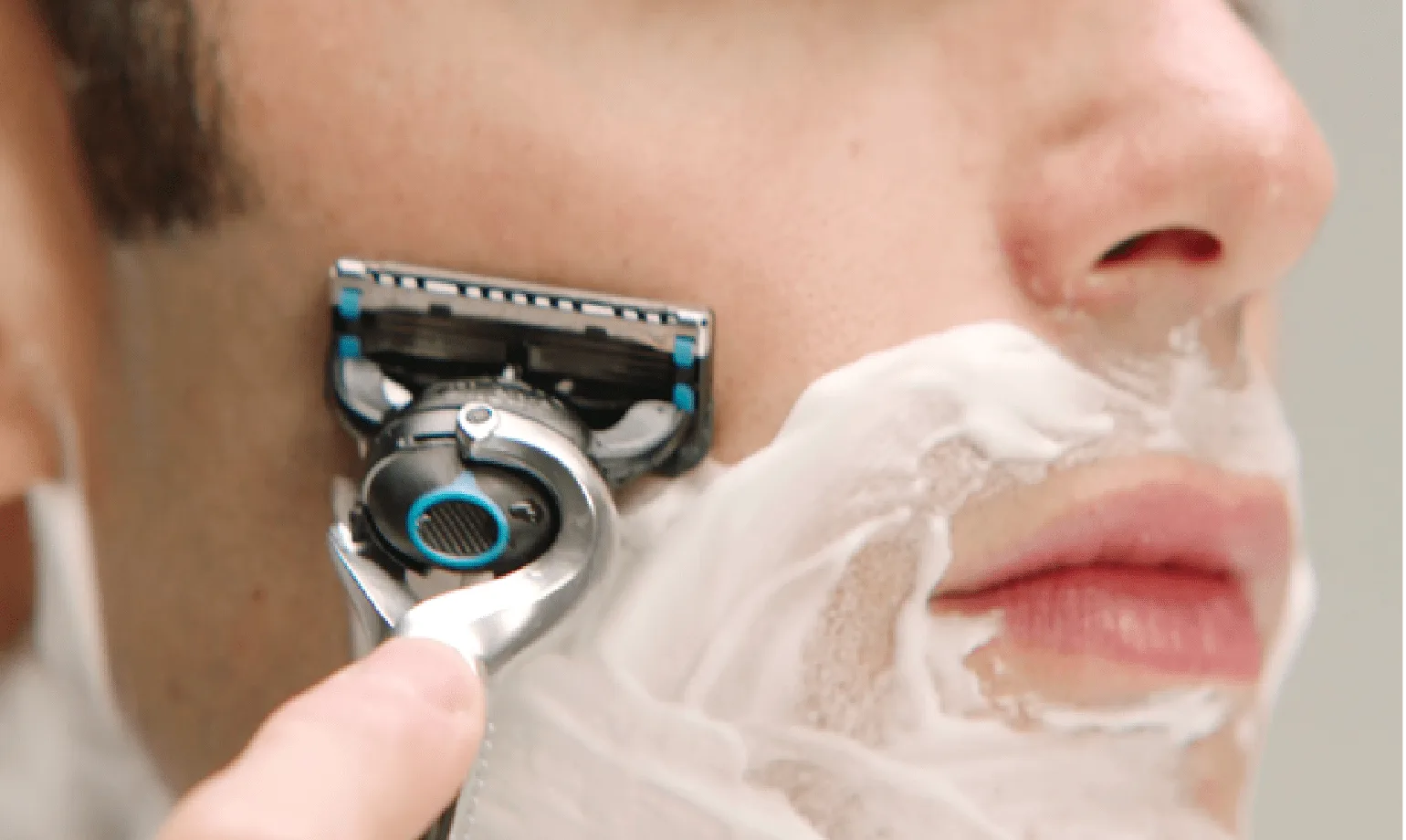 Förbered huden genom att löddra upp SkinGuard Sensitive Men's Shaving Gel och använd SkinGuard Sensitive Razor för första gången