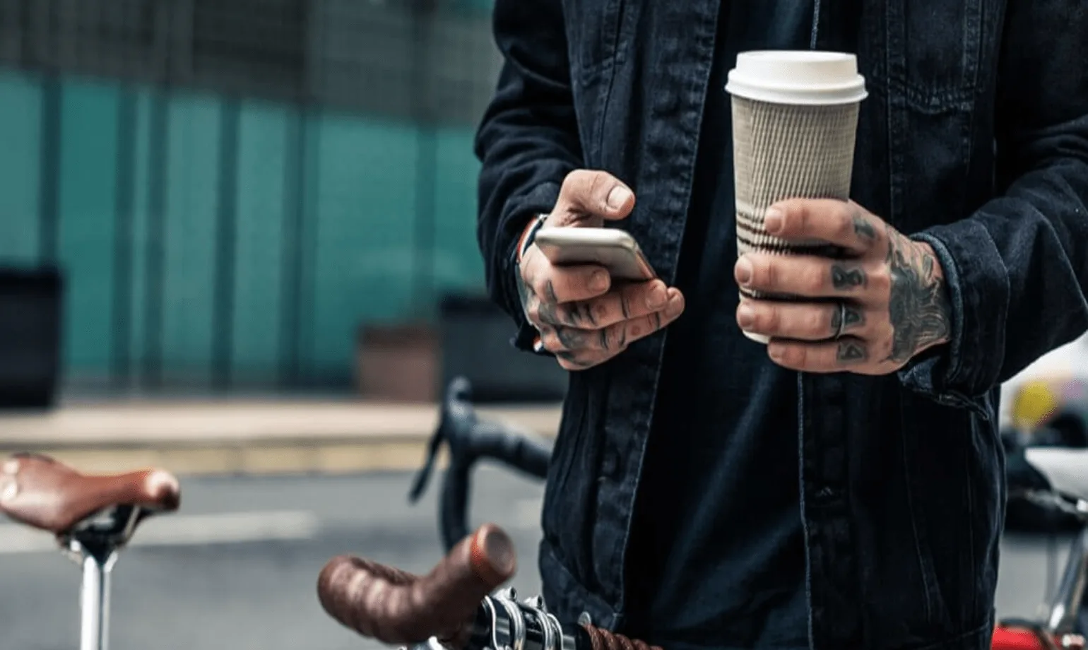 Hombre en bici tomando café en un vaso reciclado para llevar un estilo de vida sostenible