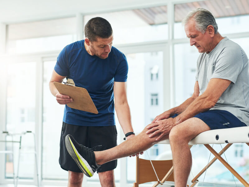 physical therapy malpractice | pt helping older client with knee