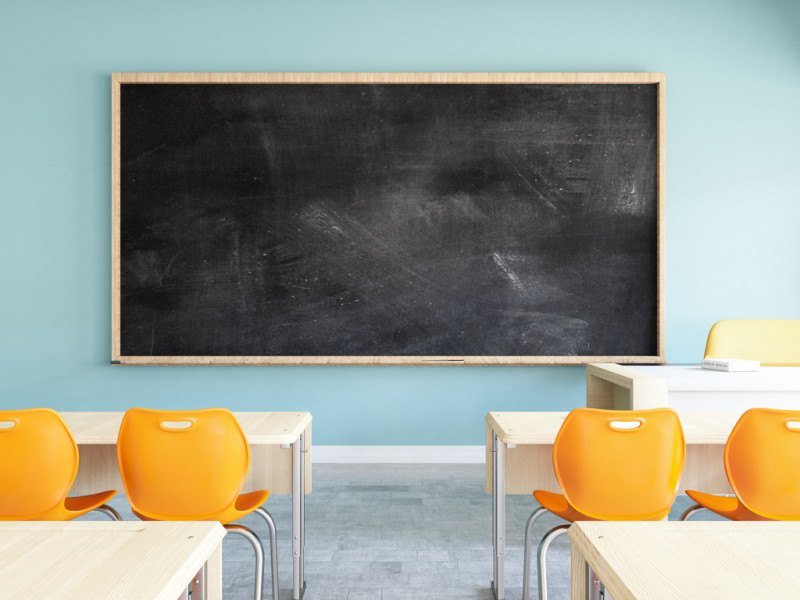 蓝色教室里的黑板布满灰尘，椅子是黄色的