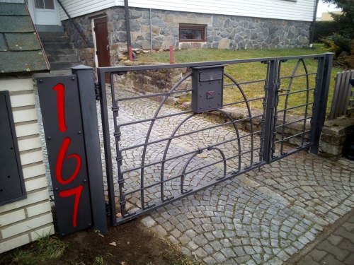 Plot rodinný dům Svratouch brána s motorkou 9